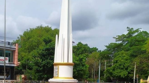 စစ်ကောင်စီတပ်သားများအား မိုင်းဆွဲတိုက်ခိုက်ခဲ့သည့် မြင်းမူမြို့ရှိ လွတ်လပ်ရေးကျောက်တိုင်နေရာအား တွေ့ရစဥ်။ ဓာတ်ပုံ-Cj