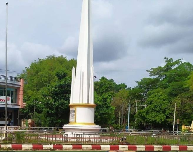 စစ်ကောင်စီတပ်သားများအား မိုင်းဆွဲတိုက်ခိုက်ခဲ့သည့် မြင်းမူမြို့ရှိ လွတ်လပ်ရေးကျောက်တိုင်နေရာအား တွေ့ရစဥ်။ ဓာတ်ပုံ-Cj