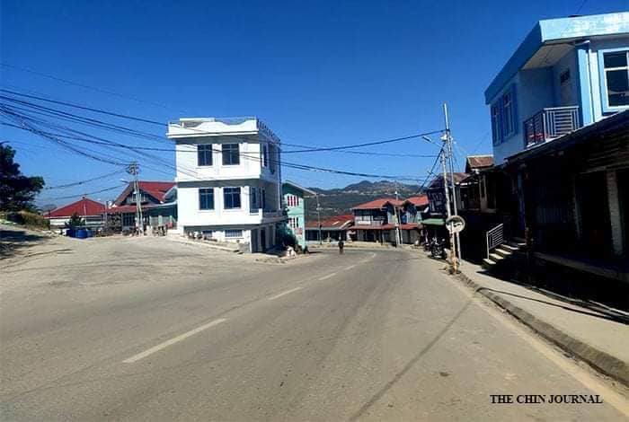 (ဟားခါးမြို့တွင်ဆိုင်များပိတ်၍ ဝမ်းနည်းကြောင်းပြသထားကြစဥ်။ ဓါတ်ပုံ-The Chin Journal)