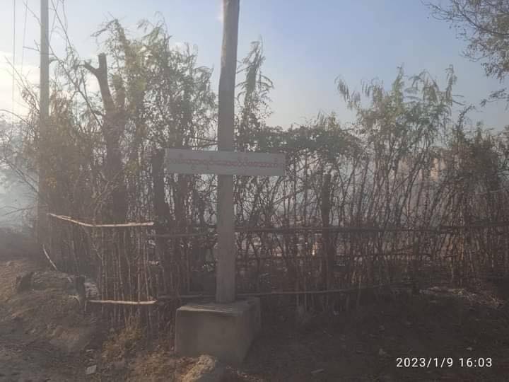 အင်တိုင်းလေးကျေးရွာနှင့် ချောင်းနားကျေးရွာတို့မှ သက်ကြီးရွယ်အိုများအား ကယ်ထုတ်လာစဥ်၊ အင်တိုင်းလေးကျေးရွာနှင့် ချောင်းနားကျေးရွာများ မီးရှို့ဖျက်ဆီးခံရပြီးနောက် တွေ့ရစဥ်၊ ဓာတ်ပုံ-ဒီပဲယင်းမြို့နယ် ညီနောင်များ