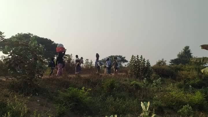 (ထွက်ပြေးတိမ်းရှောင်လာရသော ပြည်သူများအား တွေ့ရစဉ်၊ ဓာတ်ပုံ- ခင်ဦးမြို့နယ် သတင်းမှန်ပြန်ကြားရေး)