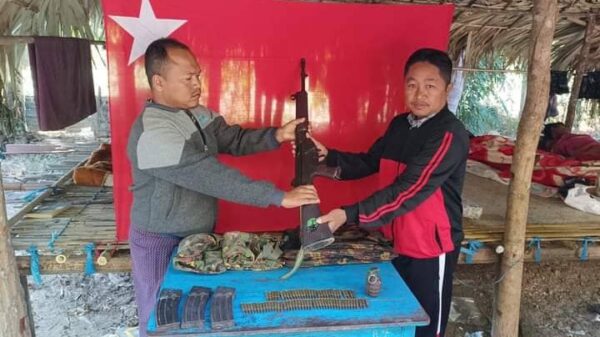 ပုလဲမြို့နယ်တွင် CDM တပ်သားအား ပြည်သူ များကပါ ဆုငွေချီးမြှင့်၊ စုစုပေါင်း ကျပ်သိန်း၈၀ ရ