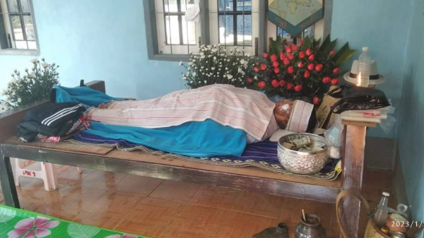 (ယမန်နေ့ညပိုင်းက စစ်ကောင်စီ၏ လက်နက်ကြီးထိမှန်သေဆုံးခဲ့ရသည့် အသက်(၆၆)နှစ်အရွယ် ဦးလျိုပန်၏ ရုပ်အလောင်းအား တွေ့ရစဥ်၊ ဓာတ်ပုံ - MBPDF)