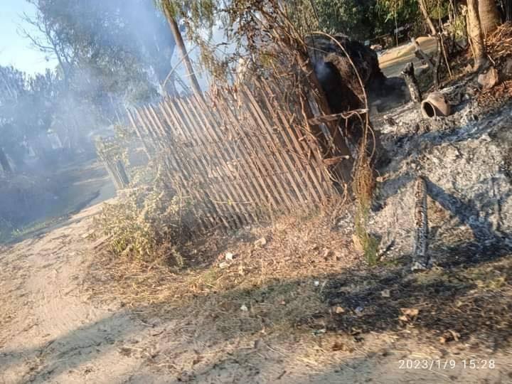 အင်တိုင်းလေးကျေးရွာနှင့် ချောင်းနားကျေးရွာတို့မှ သက်ကြီးရွယ်အိုများအား ကယ်ထုတ်လာစဥ်၊ အင်တိုင်းလေးကျေးရွာနှင့် ချောင်းနားကျေးရွာများ မီးရှို့ဖျက်ဆီးခံရပြီးနောက် တွေ့ရစဥ်၊ ဓာတ်ပုံ-ဒီပဲယင်းမြို့နယ် ညီနောင်များ