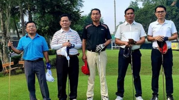 (​ရန်ကုန်တိုင်း​ရွှေလုပ်ငန်းရှင်အသင်း​ကြေညာချက်နှင့်အပါတ်စဥ်​​ဂေါက်သီးရိုက်​နေ​သော​ရွှေအသင်းမှ ပုဂ္ဂိုလ်များ။ ဓါတ်ပုံ-YRGA)