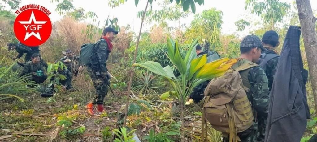 (ရေးပြောက်ကျားတပ်ဖွဲ့ -YGFမှ ရဲဘောလ်များအား တွေ့ရစဥ်)