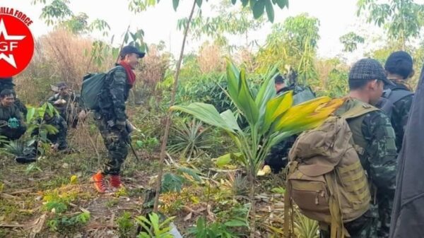 (ရေးပြောက်ကျားတပ်ဖွဲ့ -YGFမှ ရဲဘောလ်များအား တွေ့ရစဥ်)