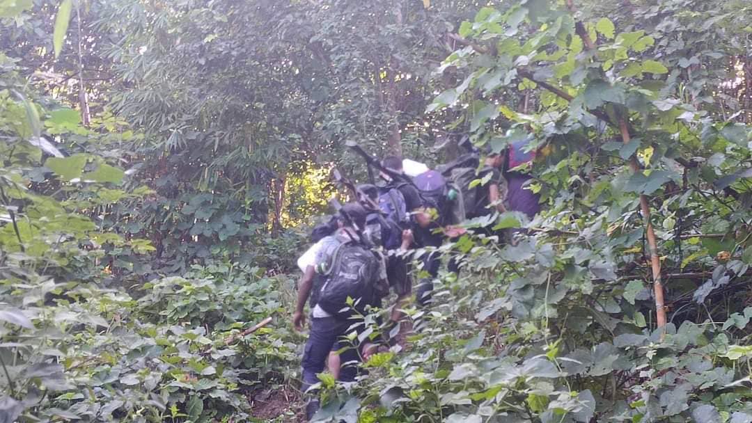 (Eagle Force မှ ရဲဘော်များအား တွေ့ရစဉ်)