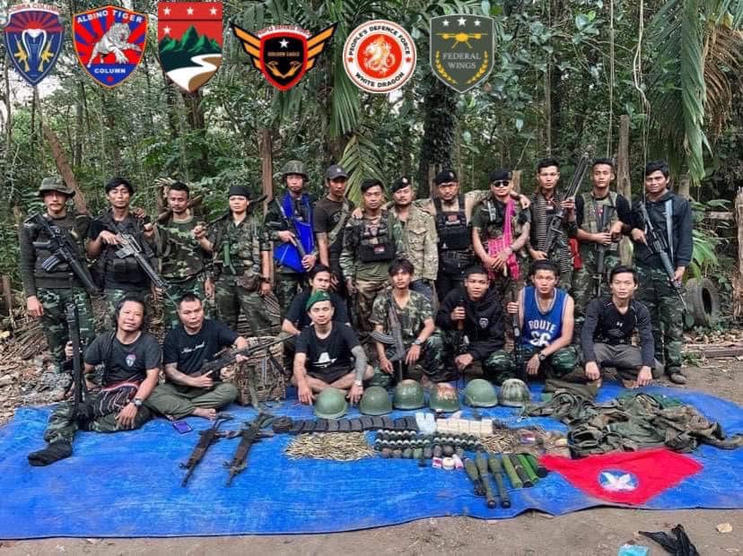 (ကော့ကရိတ်တိုက်ပွဲအတွင်းမှ မြင်ကွင်းများအား တွေ့ရစဉ်၊ ဓာတ်ပုံ - ကော်ဘရာစစ်ကြောင်း)