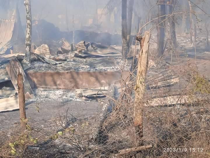အင်တိုင်းလေးကျေးရွာနှင့် ချောင်းနားကျေးရွာတို့မှ သက်ကြီးရွယ်အိုများအား ကယ်ထုတ်လာစဥ်၊ အင်တိုင်းလေးကျေးရွာနှင့် ချောင်းနားကျေးရွာများ မီးရှို့ဖျက်ဆီးခံရပြီးနောက် တွေ့ရစဥ်၊ ဓာတ်ပုံ-ဒီပဲယင်းမြို့နယ် ညီနောင်များ