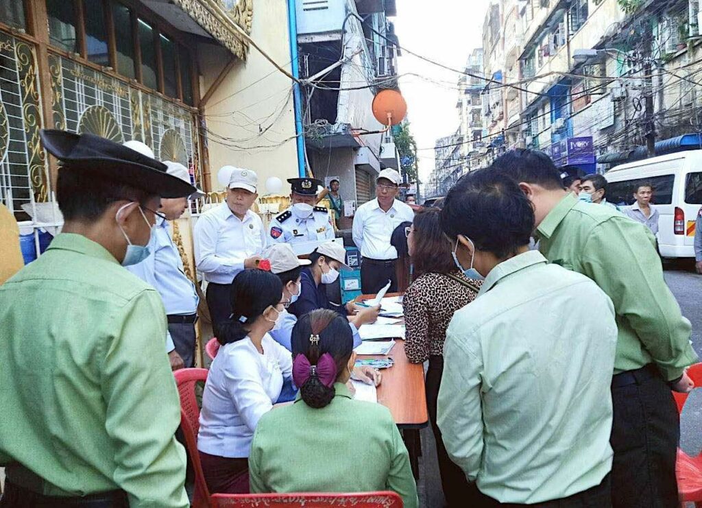 (ရန်ကုန်မြို့ ကျောက်တံတားမြို့နယ်အတွင်း စစ်ကောင်စီလက်အောက်ခံအဖွဲ့များ အိမ်ထောင်စု လူဦးရေစာရင်း ကောက်ယူနေစဥ်၊ ဓာတ်ပုံ - CJ)