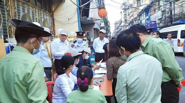 (ရန်ကုန်မြို့ ကျောက်တံတားမြို့နယ်အတွင်း စစ်ကောင်စီလက်အောက်ခံအဖွဲ့များ အိမ်ထောင်စု လူဦးရေစာရင်း ကောက်ယူနေစဥ်၊ ဓာတ်ပုံ - CJ)