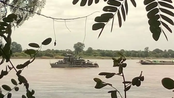 (ကနီနယ် ချင်းတွင်းမြစ်အတွင်းရှိ အကြမ်းဖက်စစ်တပ်၏ ရေယာဥ်တစ်စီးအား ၂၀၂၂ ဇူလိုင်အတွင်းက တွေ့ရစဥ် ။ဓာတ်ပုံ-ချင်းတွင်းချစ်သူ)