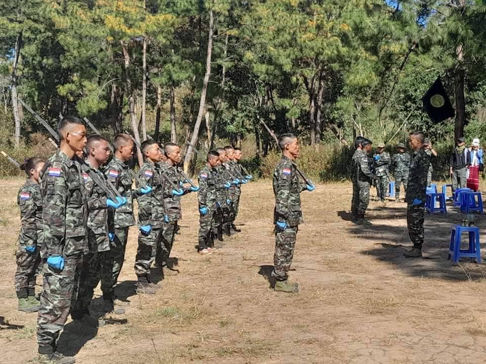 (ကရင်နီအမျိုးသားများကာကွယ်ရေး (KNDF)တပ်ရင်း - ၈မှ ရဲဘော်များ သင်တန်းဆင်းပွဲပြုလုပ်နေစဉ်၊ ဓာတ်ပုံ - KNDF)