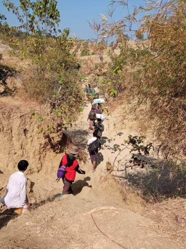 (ထွက်ပြေးတိမ်းရှောင်နေရသော ပြည်သူများအား တွေ့ရစဉ်၊ ဓာတ်ပုံ- Pauk Newsletter Page)
