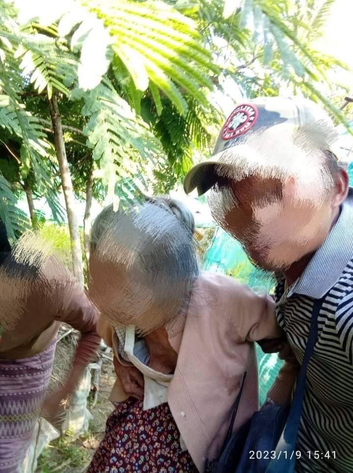 အင်တိုင်းလေးကျေးရွာနှင့် ချောင်းနားကျေးရွာတို့မှ သက်ကြီးရွယ်အိုများအား ကယ်ထုတ်လာစဥ်၊ အင်တိုင်းလေးကျေးရွာနှင့် ချောင်းနားကျေးရွာများ မီးရှို့ဖျက်ဆီးခံရပြီးနောက် တွေ့ရစဥ်၊ ဓာတ်ပုံ-ဒီပဲယင်းမြို့နယ် ညီနောင်များ