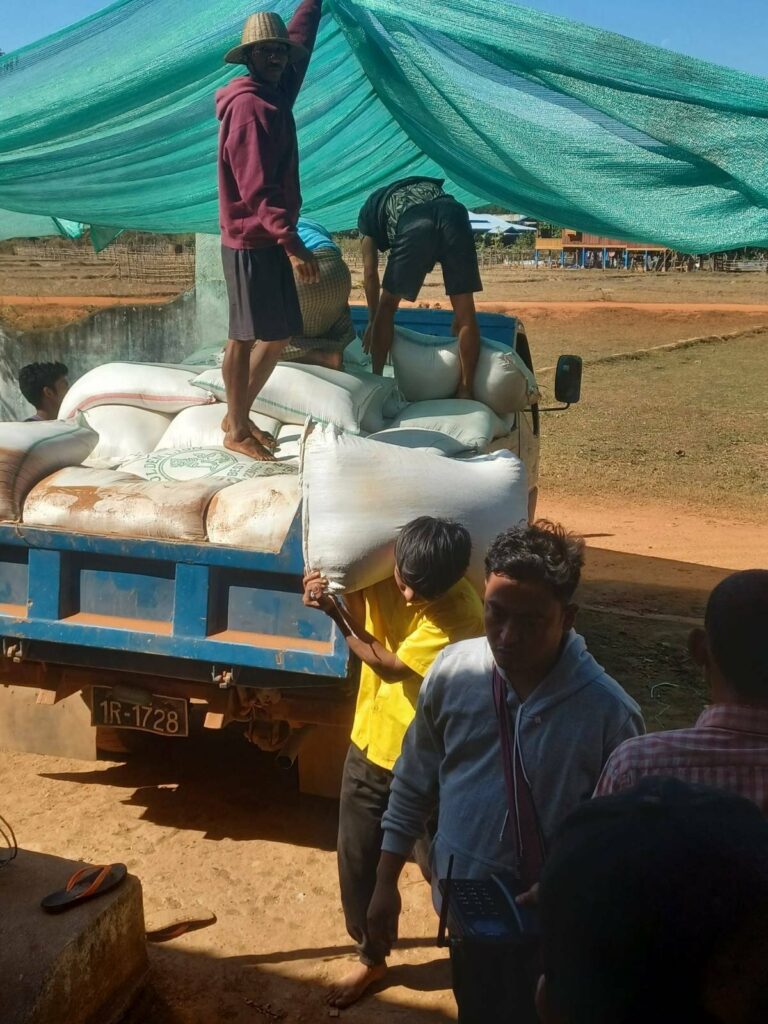 (KNUဖွဲ့ထားသည့်အရေးပေါ် လူသားချင်းစာနာမှု ကူညီရေးကော်မတီက စစ်ရှောင်များကို ဆန်နှင့် ငွေကြေးထောက်ပံ့နေစဥ်၊ ဓာတ်ပုံ - CJ)