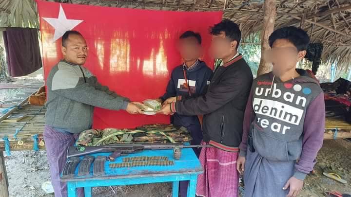 ပုလဲမြို့နယ်တွင် CDM တပ်သားအား ပြည်သူ များကပါ ဆုငွေချီးမြှင့်၊ စုစုပေါင်း ကျပ်သိန်း၈၀ ရ