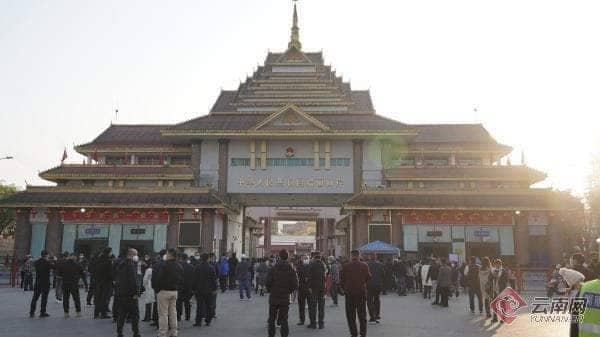 (မြန်မာနှင့်တရုတ်နယ်စပ်ဂိတ်များကို လာစောင့်ကြည့်နေသူများ ။ ။ဓါတ်ပုံ-CJ)