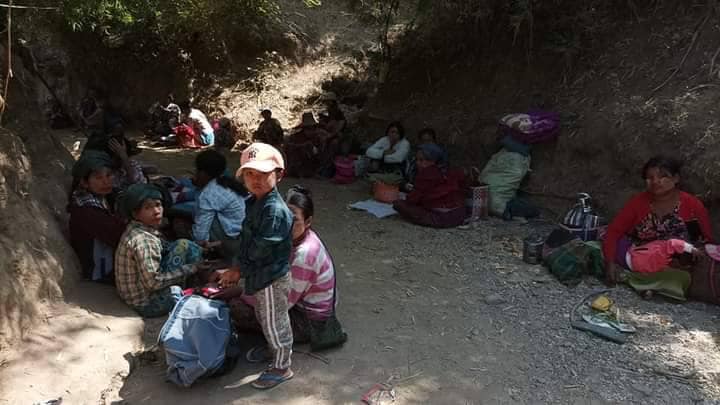 (ထွက်ပြေးတိမ်းရှောင်နေရသော ပြည်သူများအား တွေ့ရစဉ်၊ ဓာတ်ပုံ- Pauk Newsletter Page)