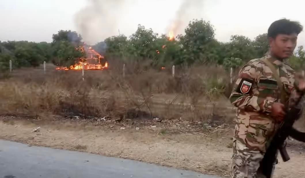 ဝက်လက်မြို့ပေါ်ရှိ စစ်ကောင်စီတပ်စွဲရာနေရာများအား ရော့ကတ်များဖြင့် ပစ်ခတ်တိုက်ခိုက်