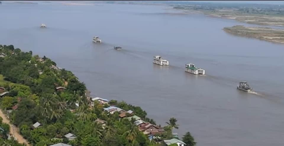 (ရွှေကူမြို့နယ် ဧရာဝတီမြစ်အတွင်း ဖြတ်သန်းသွားနေသော စစ်ကောင်စီရေယာဉ်အုပ်စုအား ၂၀၂၂ အောက်တိုဘာက တွေ့ရစဉ်၊ဓာတ်ပုံ - မြို့လှ PDF)