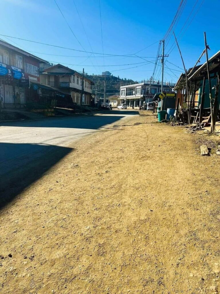 (စစ်ကောင်စီချိတ်ပိတ်ခဲ့သော စျေးဆိုင်နှင့် ဟားခါးမြို့ရှိ လမ်းမတနေရာအား တွေ့ရစဥ်၊ ဓာတ်ပုံ - CJ)