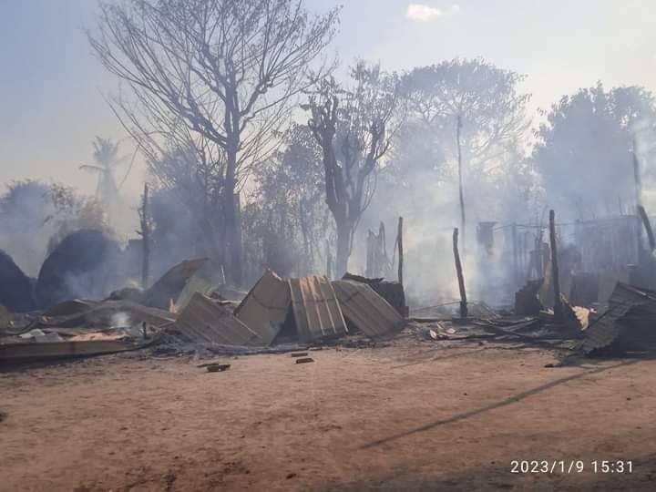 အင်တိုင်းလေးကျေးရွာနှင့် ချောင်းနားကျေးရွာတို့မှ သက်ကြီးရွယ်အိုများအား ကယ်ထုတ်လာစဥ်၊ အင်တိုင်းလေးကျေးရွာနှင့် ချောင်းနားကျေးရွာများ မီးရှို့ဖျက်ဆီးခံရပြီးနောက် တွေ့ရစဥ်၊ ဓာတ်ပုံ-ဒီပဲယင်းမြို့နယ် ညီနောင်များ