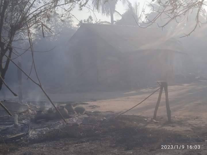 အင်တိုင်းလေးကျေးရွာနှင့် ချောင်းနားကျေးရွာတို့မှ သက်ကြီးရွယ်အိုများအား ကယ်ထုတ်လာစဥ်၊ အင်တိုင်းလေးကျေးရွာနှင့် ချောင်းနားကျေးရွာများ မီးရှို့ဖျက်ဆီးခံရပြီးနောက် တွေ့ရစဥ်၊ ဓာတ်ပုံ-ဒီပဲယင်းမြို့နယ် ညီနောင်များ
