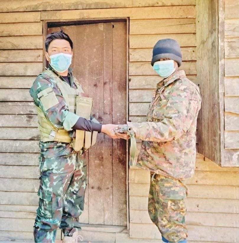 (CDF-ဇို​ဖေထံ အလင်းဝင်လာ​သောစစ်သားနှင့်ယူ​ဆောင်လာသည့်လက်နက်ခဲယမ်းများ။ဓါတ်ပုံ-CDFဇို​ဖေ)