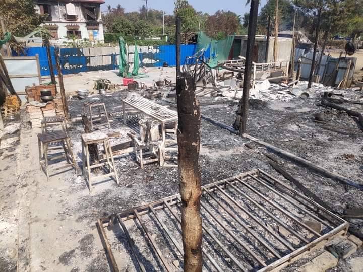မီးလောင်ပြာကျခဲ့သောညောင်လှရွာနေအိမ်များအား တွေ့ရစဉ်၊ ဓာတ်ပုံ-ဒီပဲယင်းမြို့နယ်စစ်ရှောင်ထောက်ပံ့ရေး