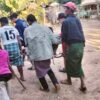 (ယမန်နေ့က စစ်ကောင်စီက ပစ်ခတ်သည့် လက်နက်ကြီးကြောင့် ထိခိုက်ဒဏ်ရာရရှိခဲ့သော လွိုင်လင်လေးမြို့မှပြည်သူသုံးဦးကို ဆေးရုံသို့ ပို့ဆောင်နေစဥ်၊ဓာတ်ပုံ - ရွှေလွိုင်ကော် ပရဟိတ အသင်း)