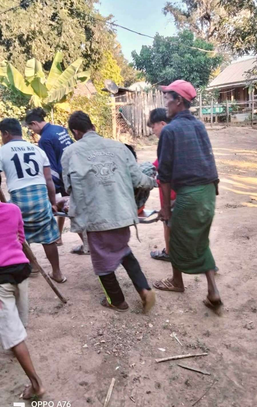 (ယမန်နေ့က စစ်ကောင်စီက ပစ်ခတ်သည့် လက်နက်ကြီးကြောင့် ထိခိုက်ဒဏ်ရာရရှိခဲ့သော လွိုင်လင်လေးမြို့မှပြည်သူသုံးဦးကို ဆေးရုံသို့ ပို့ဆောင်နေစဥ်၊ဓာတ်ပုံ - ရွှေလွိုင်ကော် ပရဟိတ အသင်း)