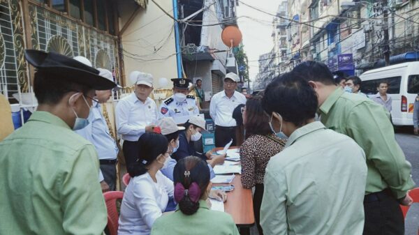 ရန်ကုန်မြို့ ၊ကျောက်တံတားမြို့နယ်ထဲ လူဦးရေစာရင်းကောက်ယူနေပုံ