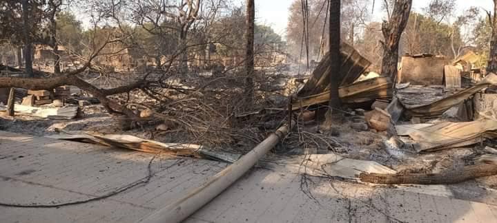 စစ်ကောင်စီတပ်က မီးရှို့ဖျက်ဆီးသွားသည့် ဆားလင်းကြီးမြို့နယ်အတွင်းရှိ ကျေးရွာအချ်ု့ကနေအိမ်များ၊ ဓာတ်ပုံ - Cj