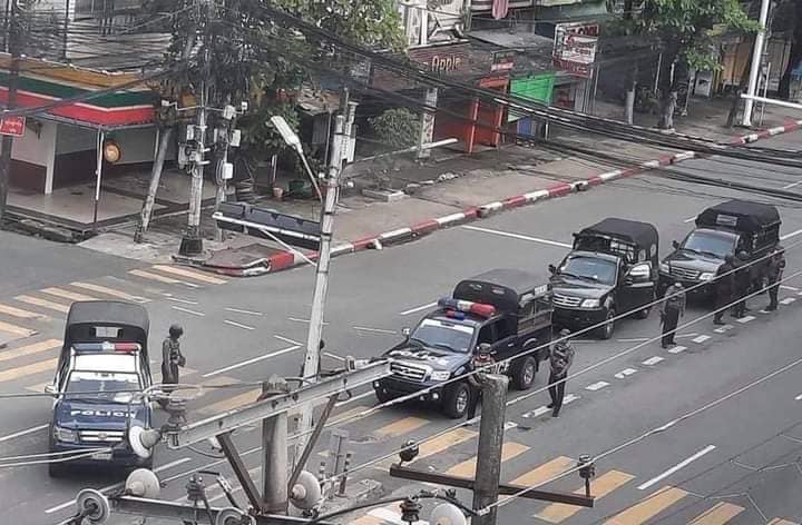 (ရန်ကုန်မြို့ အင်းစိန်လမ်းပေါ် လမ်းပိတ်ဆို့စစ်ဆေးနေသည့် စစ်ကောင်စီတပ်အား ယမန်နှစ်က တွေ့ရစဥ်၊ ဓာတ်ပုံ - CJ)