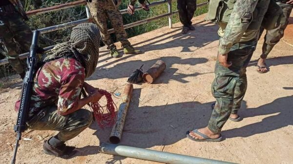 စစ်ကောင်စီတပ်သားများ၏ မိုင်းနင်းမိစဥ် သွေးကွက်များနှင့် ကာကွယ်ရေးတပ်မှ ဆင်းထားသည့် မိုင်းများအား တွေ့ရစဥ်၊ ဓာတ်ပုံ - အလယ်ပိုင်းတိုင်း (၁၁၀၂) တပ်ရင်း