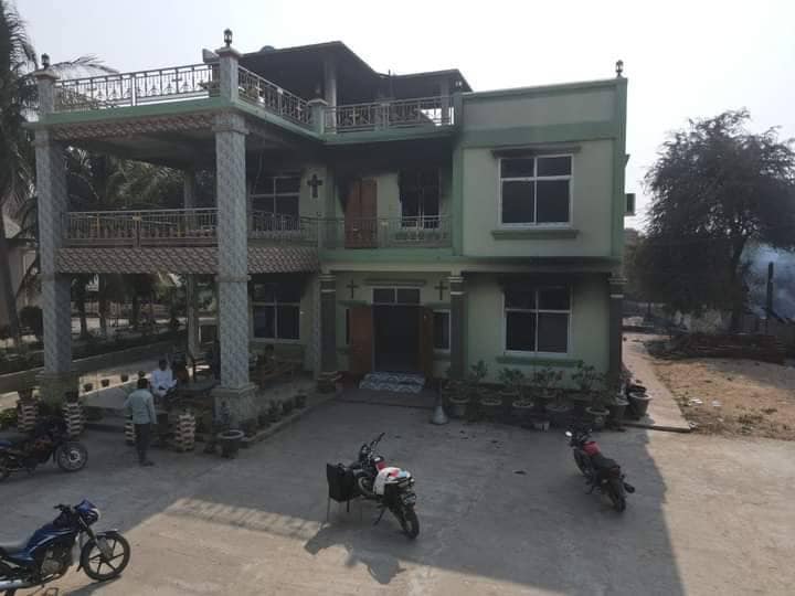 မီးရှို့ဖျက်ဆီးခံရသော ခရစ်ယာန်ဘုရားရှိခိုးကျောင်းနှင့် ဘုန်းတော်ကြီးကျောင်းအဆောက်အအုံများအား တွေ့ရစဉ်၊ ဓာတ်ပုံ-People's Defense Comrade