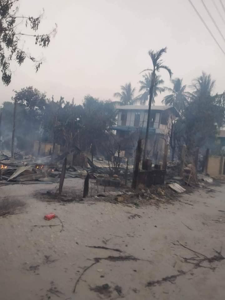 ထုံးဘိုရွာ မီးရှို့ဖျက်ဆီးခံရပြီးနောက် တွေ့ရစဥ်နှင့် ကျဆုံးခဲ့သော ရဲဘော်အား တွေ့ရစဉ်၊ ဓာတ်ပုံ-နဂါးနီပြောက်ကျားတပ်ဖွဲ့
