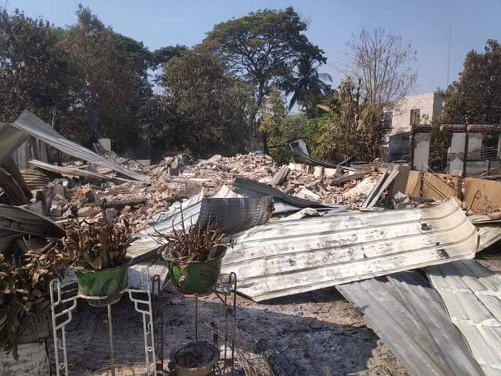မီးလောင်ပြာကျခဲ့သောညောင်လှရွာနေအိမ်များအား တွေ့ရစဉ်၊ ဓာတ်ပုံ-ဒီပဲယင်းမြို့နယ်စစ်ရှောင်ထောက်ပံ့ရေး