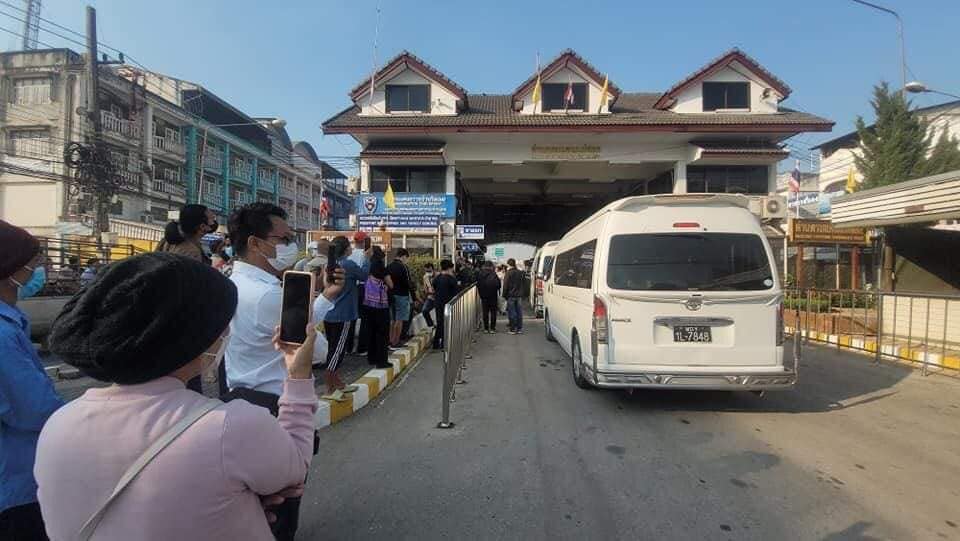မဲဆောက်-မြဝတီတံတား နေ့ချင်းပြန်လက်မှတ်နှင့် ကူးသန်းခွင့် ပြန်ဖွင့်ပေး