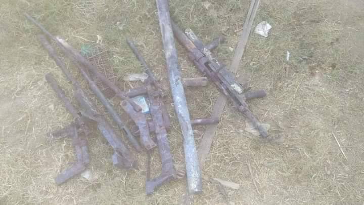 (ဆုံးရှုံးခဲ့သော ကားသုံးစီးနှင့် လက်နက်ခဲယမ်းများအား တွေ့ရစဉ်)