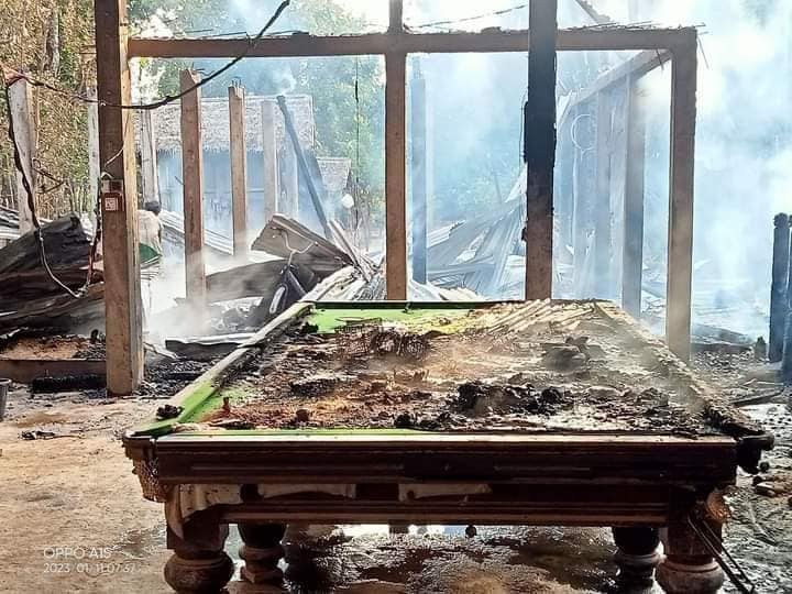 လောင်းလုံက ရွာတစ်ရွာတွင် နေအိမ်များမီးရှို့ဖျက်ဆီးခံရ