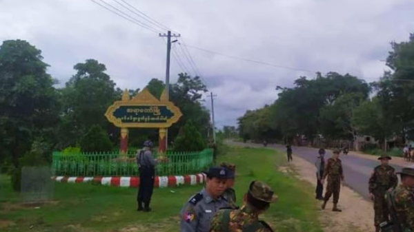 (အရာတော်မြို့အနောက်ထွက်တွင် စစ်ဆေးနေသော စစ်တပ်နှင့် ရဲများအား တွေ့ရစဥ်၊ ဓာတ်ပုံ - အရာတော်မြို့ Page၊ ပုံအဟောင်းကို အသုံးပြုထားပါ)