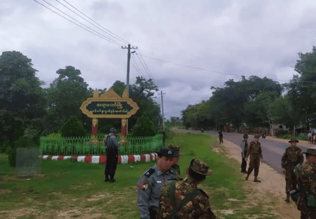(အရာတော်မြို့အနောက်ထွက်တွင် စစ်ဆေးနေသော စစ်တပ်နှင့် ရဲများအား တွေ့ရစဥ်၊ ဓာတ်ပုံ - အရာတော်မြို့ Page၊ ပုံအဟောင်းကို အသုံးပြုထားပါ)