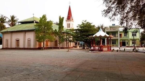 ချမ်းသာရွာရှိ သမိုင်းဝင်ခရစ်ယာန်ဘုရားကျောင်းအား မီးရှို့ဖျက်ဆီးခြင်းမခံရမီက တွေ့ရစဥ်၊ ဓာတ်ပုံ-နယ်ခံ