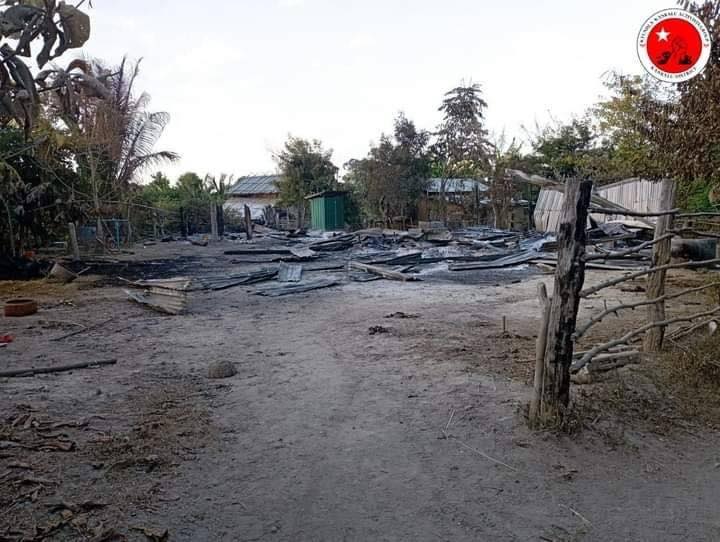 ထန်းပင်ကုန်းရွာနှင့် ကြာတကန်ကျေးရွာတို့အား မီးရှို့ဖျ​က်ဆီးသတ်ဖြတ်သွားပြီးနောက် တွေ့ရစဥ်၊ ဓာတ်ပုံ - ကျွန်းလှ-ကန့်ဘလူ တက်ကြွလှုပ်ရှားသူများအဖွဲ့