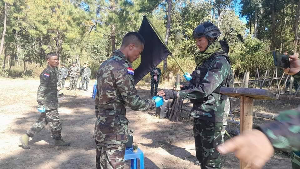(ကရင်နီအမျိုးသားများကာကွယ်ရေး (KNDF)တပ်ရင်း - ၈မှ ရဲဘော်များ သင်တန်းဆင်းပွဲပြုလုပ်နေစဉ်၊ ဓာတ်ပုံ - KNDF)