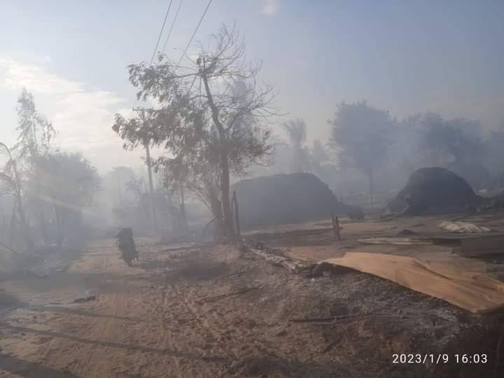 အင်တိုင်းလေးကျေးရွာနှင့် ချောင်းနားကျေးရွာတို့မှ သက်ကြီးရွယ်အိုများအား ကယ်ထုတ်လာစဥ်၊ အင်တိုင်းလေးကျေးရွာနှင့် ချောင်းနားကျေးရွာများ မီးရှို့ဖျက်ဆီးခံရပြီးနောက် တွေ့ရစဥ်၊ ဓာတ်ပုံ-ဒီပဲယင်းမြို့နယ် ညီနောင်များ