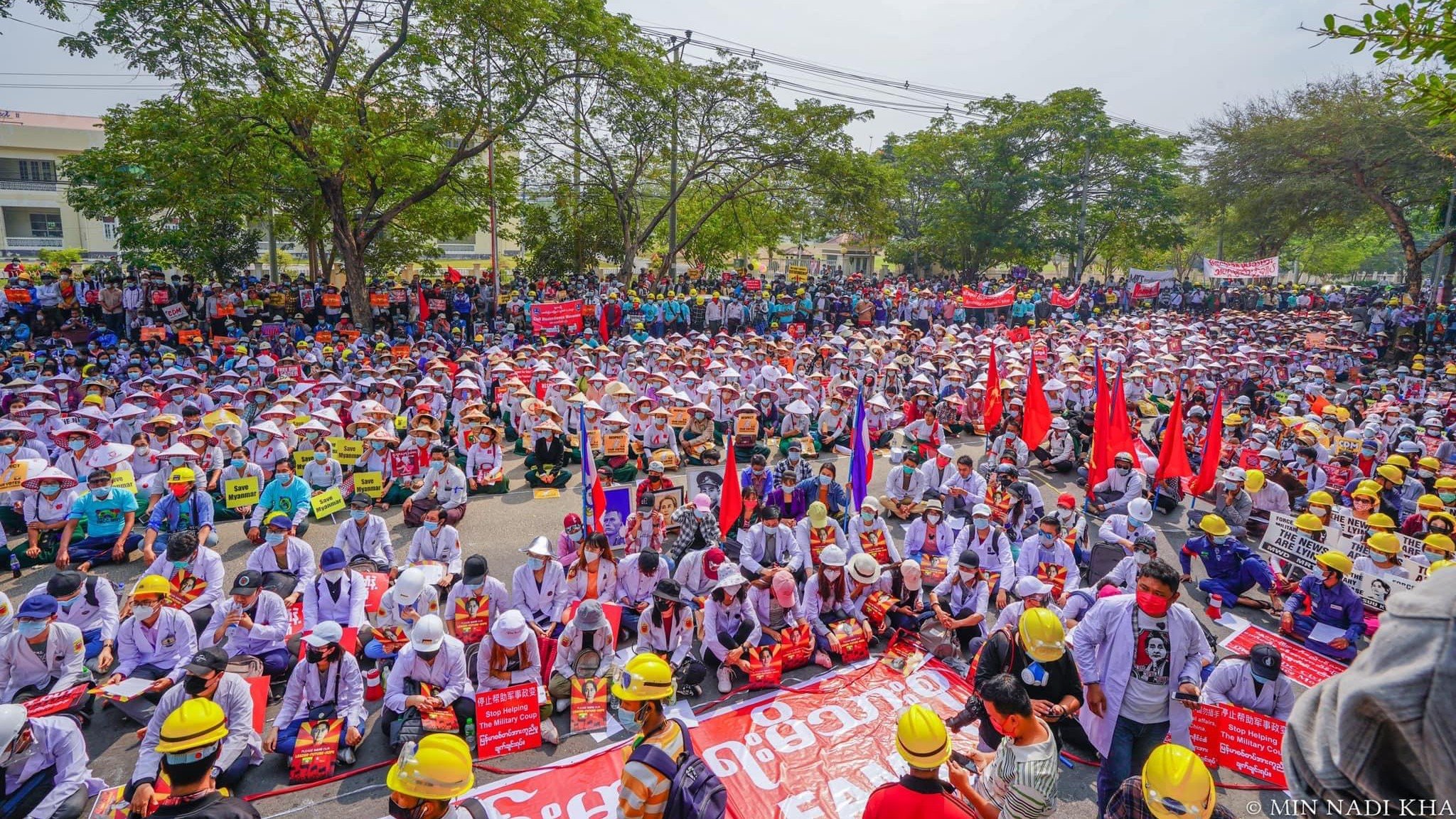 နွေဦးတော်လှန်ရေးအစောပိုင်းကာလ စစ်အာဏာရှင်ဆန့်ကျင်ရေးသပိတ်ဆင်နွှဲနေတဲ့ မန္တလေးကျန်မားရေးမိသားစု သပိတ်အင်အားစုတွေကိုတွေ့ရစဉ်
